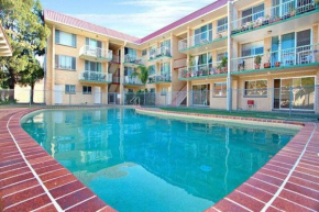 Bribie Beach AIR CON King bed Unit overlooking pool Bongaree